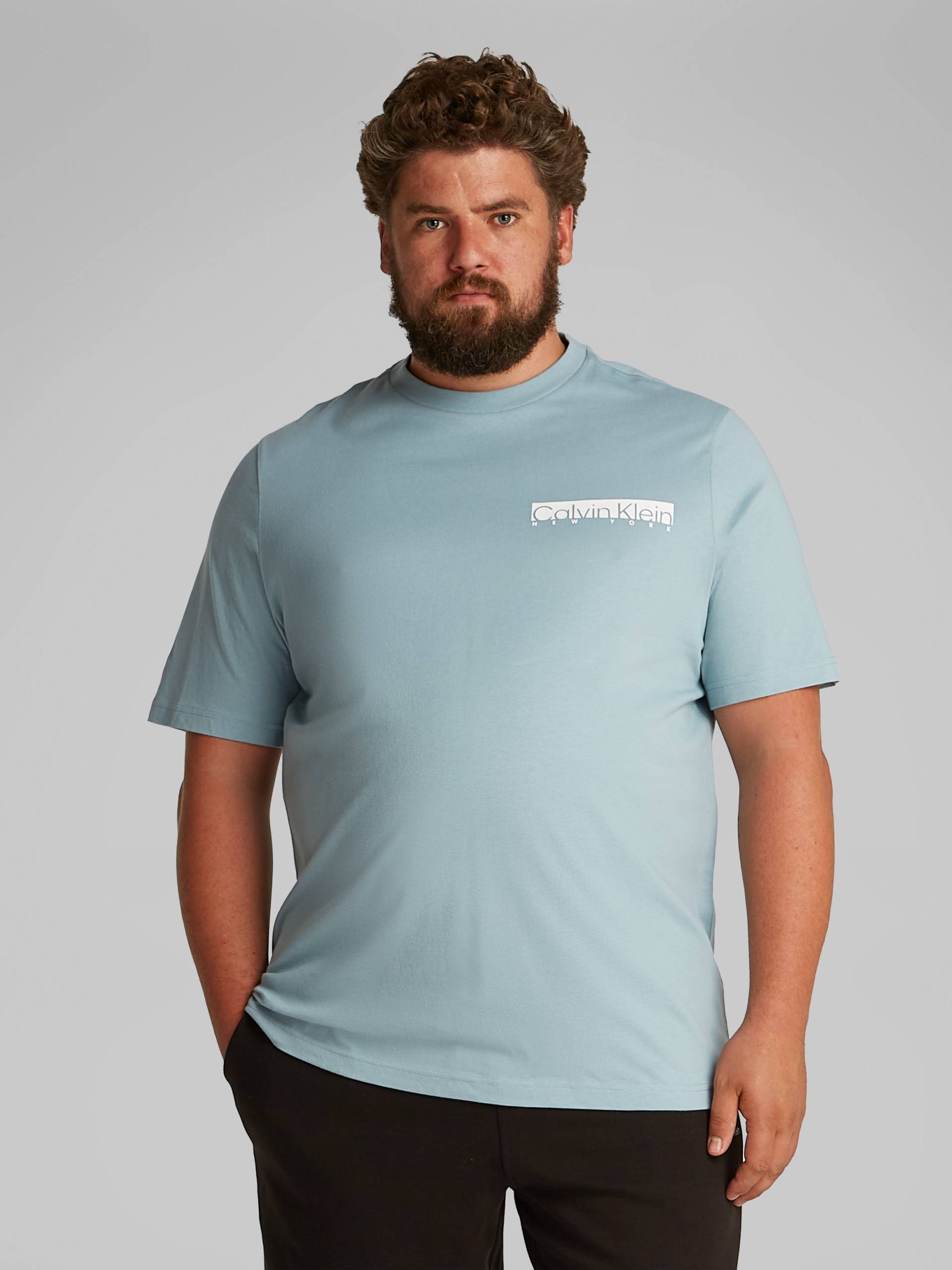 Calvin Klein Big&Tall Rundhalsshirt »BT_NY CHEST BOX LOGO T-SHIRT«, in Grossen Grössen mit Logoprint Calvin Klein Big&Tall Rundhalsshirt »BT_NY CHEST BOX LOGO T-SHIRT«, in Grossen Grössen mit Logoprint von Calvin Klein Big&Tall