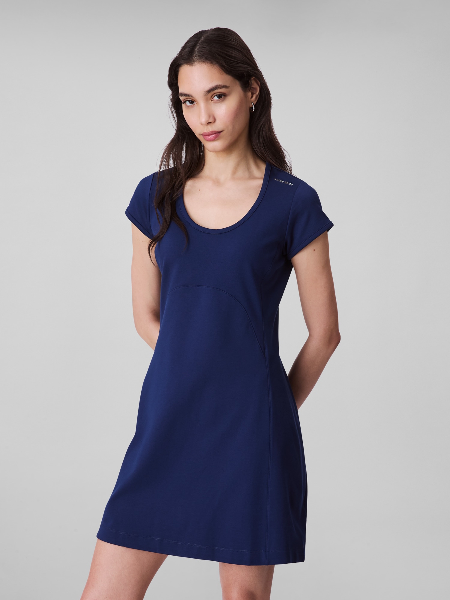 Calvin Klein Jeans Jerseykleid »PUNTO MILANO SS SCOOP NK DRESS«, Mit Rundhalsausschnitt Calvin Klein Jeans Jerseykleid »PUNTO MILANO SS SCOOP NK DRESS«, Mit Rundhalsausschnitt von Calvin Klein Jeans