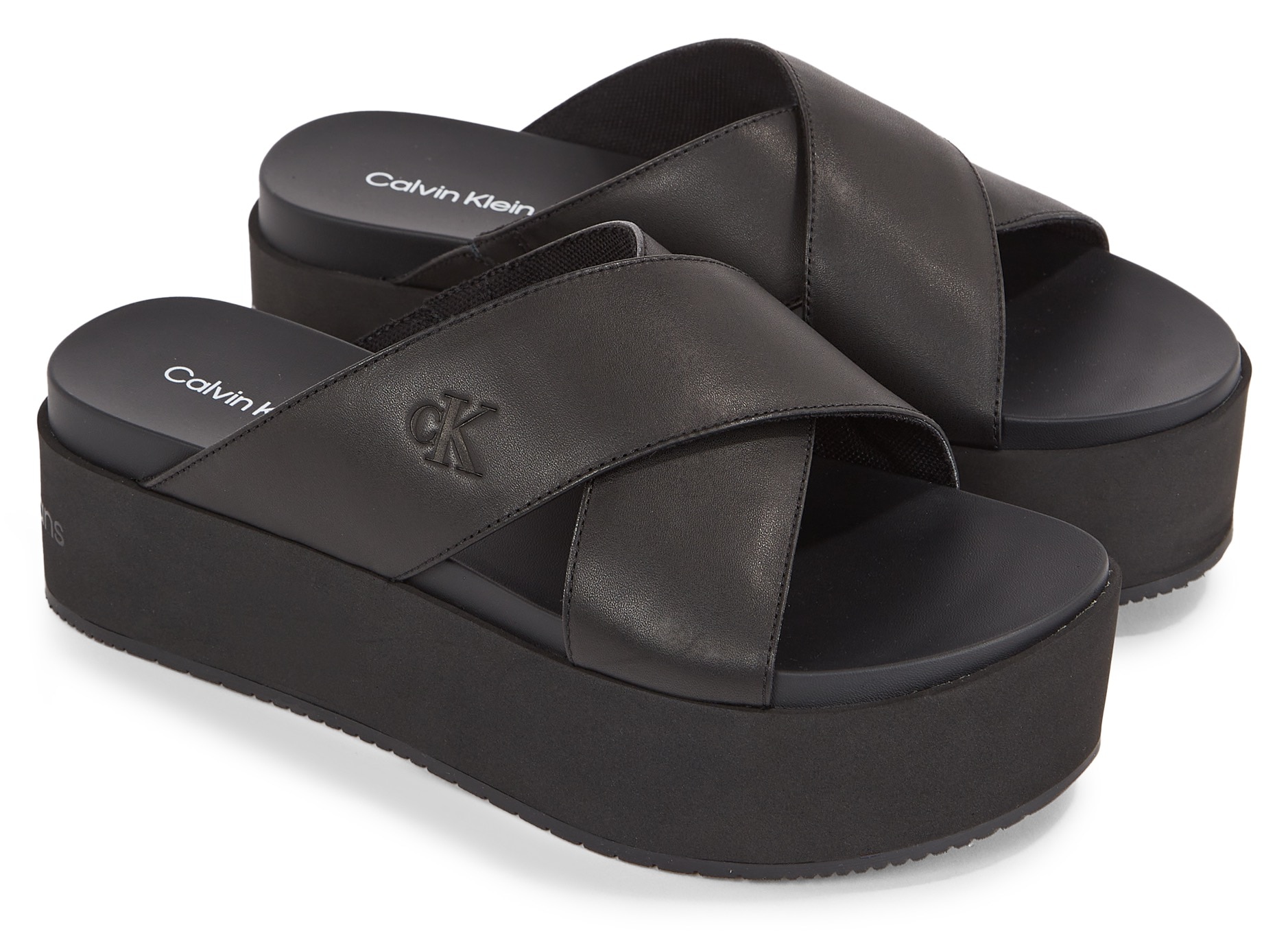 Calvin Klein Jeans Pantolette »FLATFORM CROSS MG UC«, Plateau, Sommerschuh, Schlappen mit Kreuzbandage Calvin Klein Jeans Pantolette »FLATFORM CROSS MG UC«, Plateau, Sommerschuh, Schlappen mit Kreuzbandage von Calvin Klein Jeans
