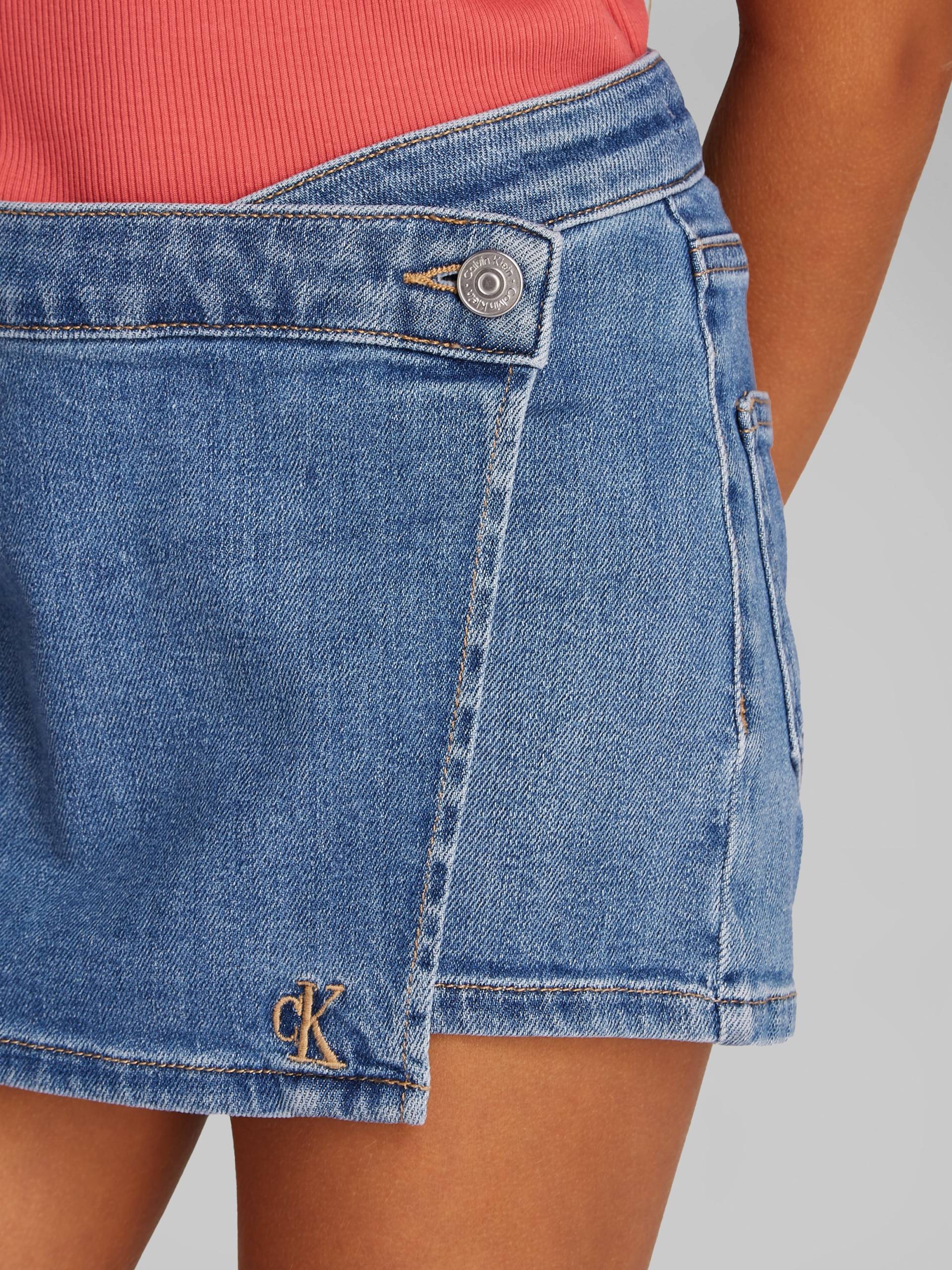 Calvin Klein Jeans Shorts »DENIM SKORT SOFT BLUE COMF«, mit Logo-Badge von Calvin Klein Jeans