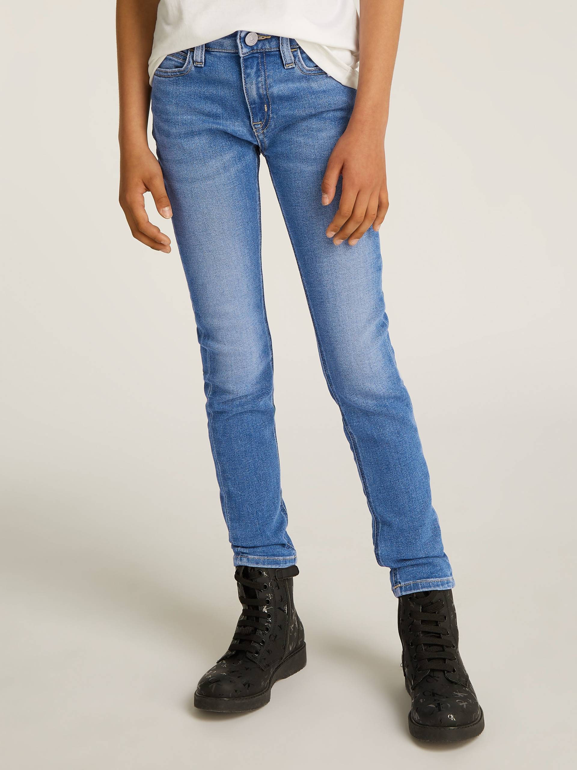 Calvin Klein Jeans Skinny-fit-Jeans »MR SKINNY ESS WASHED BLUE DENIM«, für Kinder bis 16 Jahre mit Logopatch Calvin Klein Jeans Skinny-fit-Jeans »MR SKINNY ESS WASHED BLUE DENIM«, für Kinder bis 16 Jahre mit Logopatch von Calvin Klein Jeans