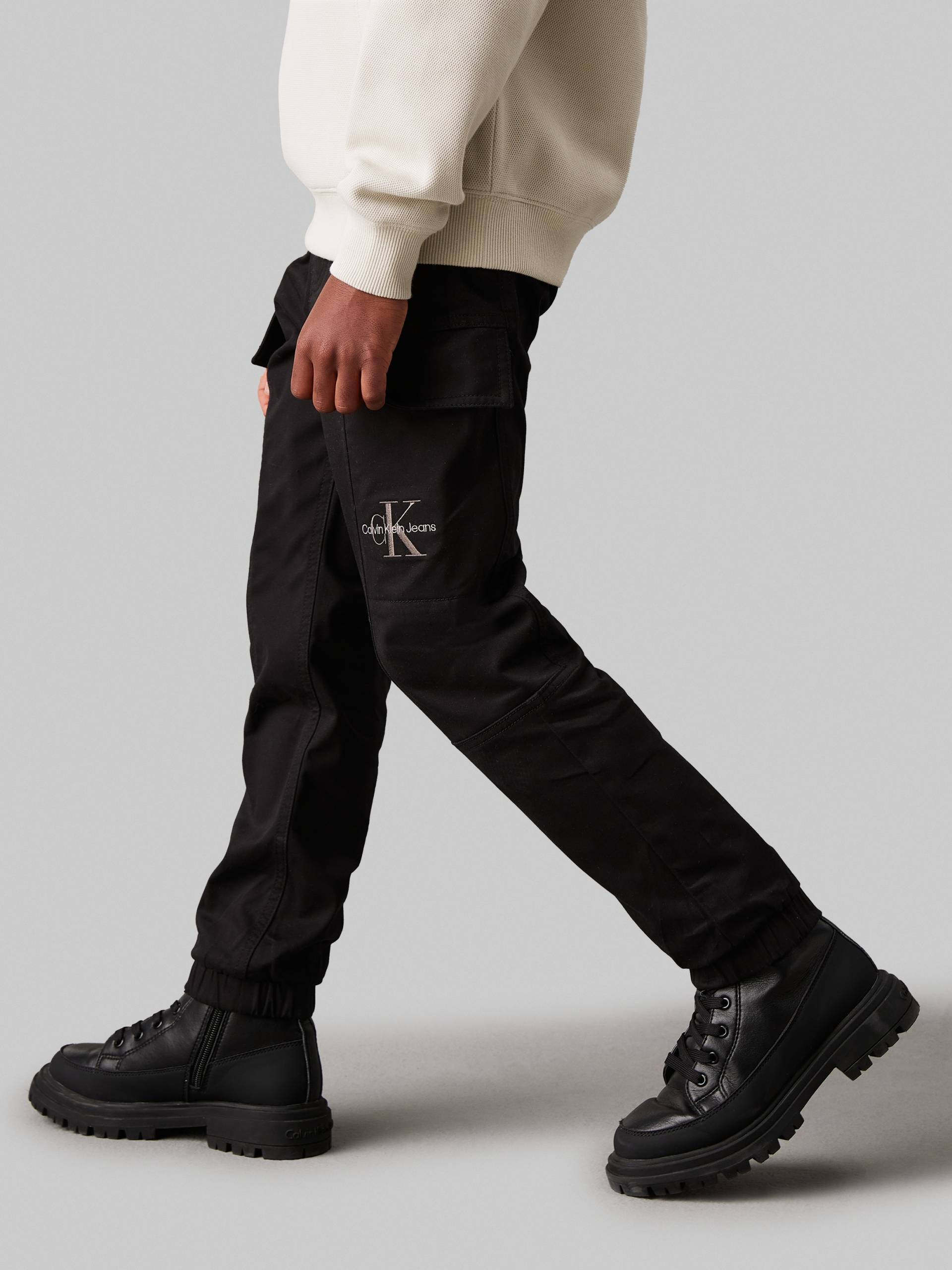 Calvin Klein Jeans Sweathose »ESSENTIAL WOVEN CARGO PANTS«, für Kinder bis 16 Jahre mit Logo-Print Calvin Klein Jeans Sweathose »ESSENTIAL WOVEN CARGO PANTS«, für Kinder bis 16 Jahre mit Logo-Print von Calvin Klein Jeans