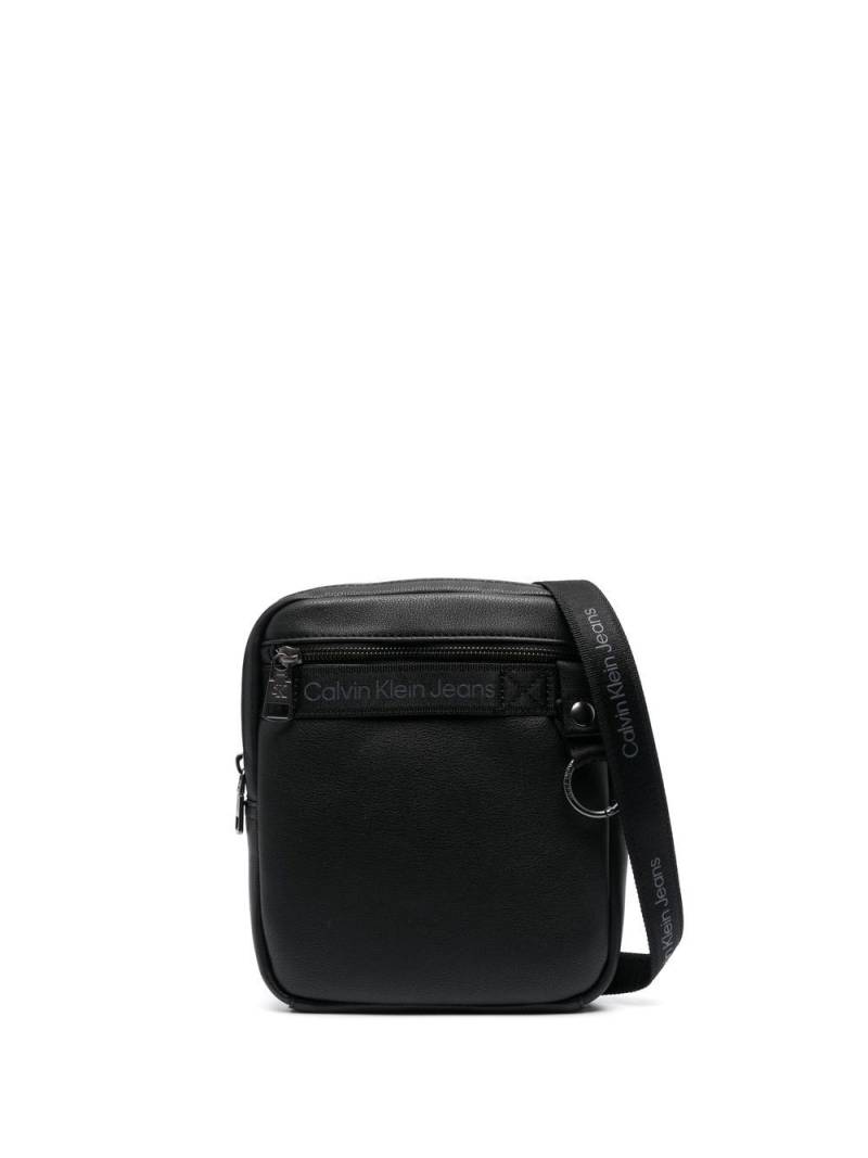 Calvin Klein Jeans logo-print messenger bag - Black von Calvin Klein Jeans