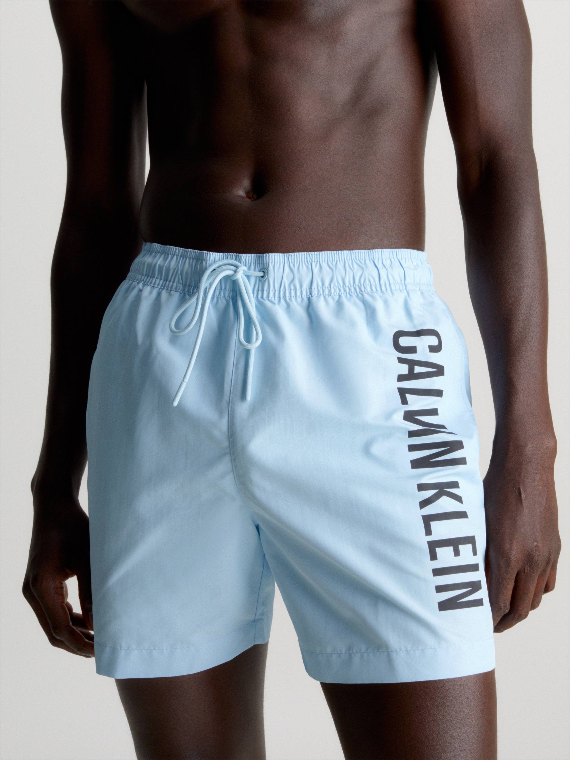 Calvin Klein Swimwear Badeshorts »MEDIUM DRAWSTRING«, mit kontrastfarbenem Logo-Schrifztug am Bein von Calvin Klein Swimwear