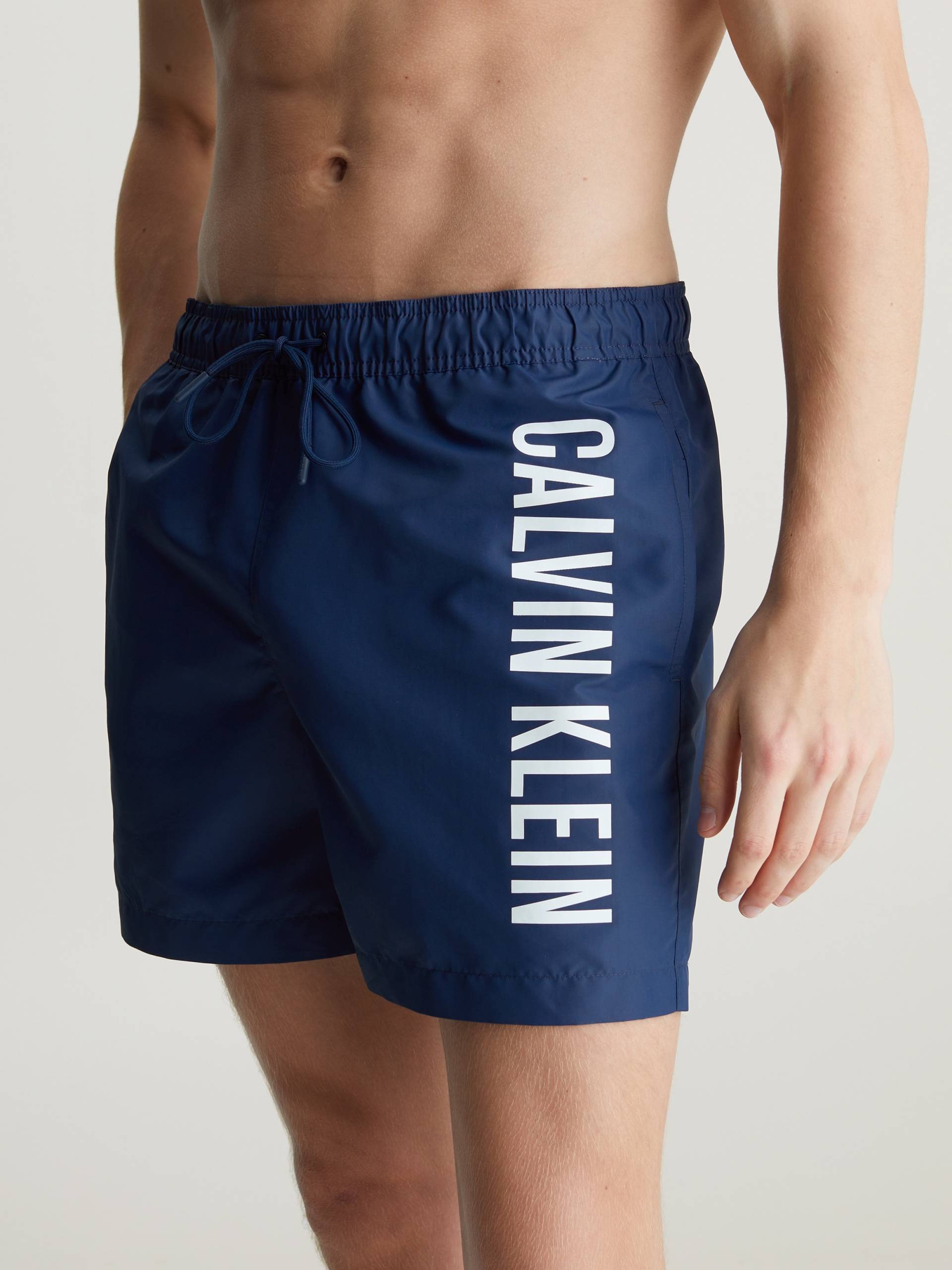 Calvin Klein Swimwear Badeshorts »MEDIUM DRAWSTRING«, mit kontrastfarbenem Logo-Schrifztug am Bein von Calvin Klein Swimwear