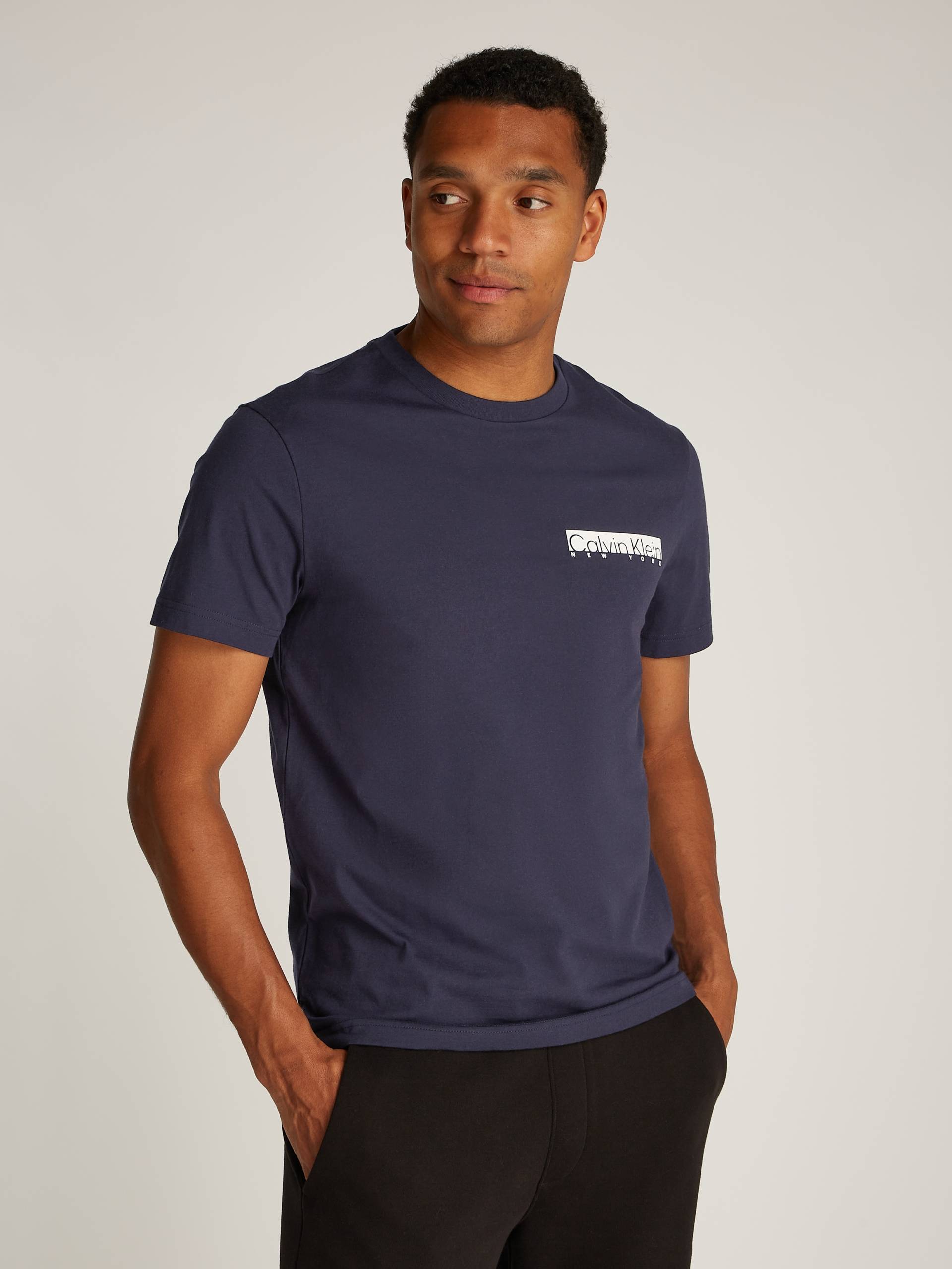 Calvin Klein Rundhalsshirt »NY CHEST BOX LOGO T-SHIRT«, mit Logoprint Calvin Klein Rundhalsshirt »NY CHEST BOX LOGO T-SHIRT«, mit Logoprint von Calvin Klein