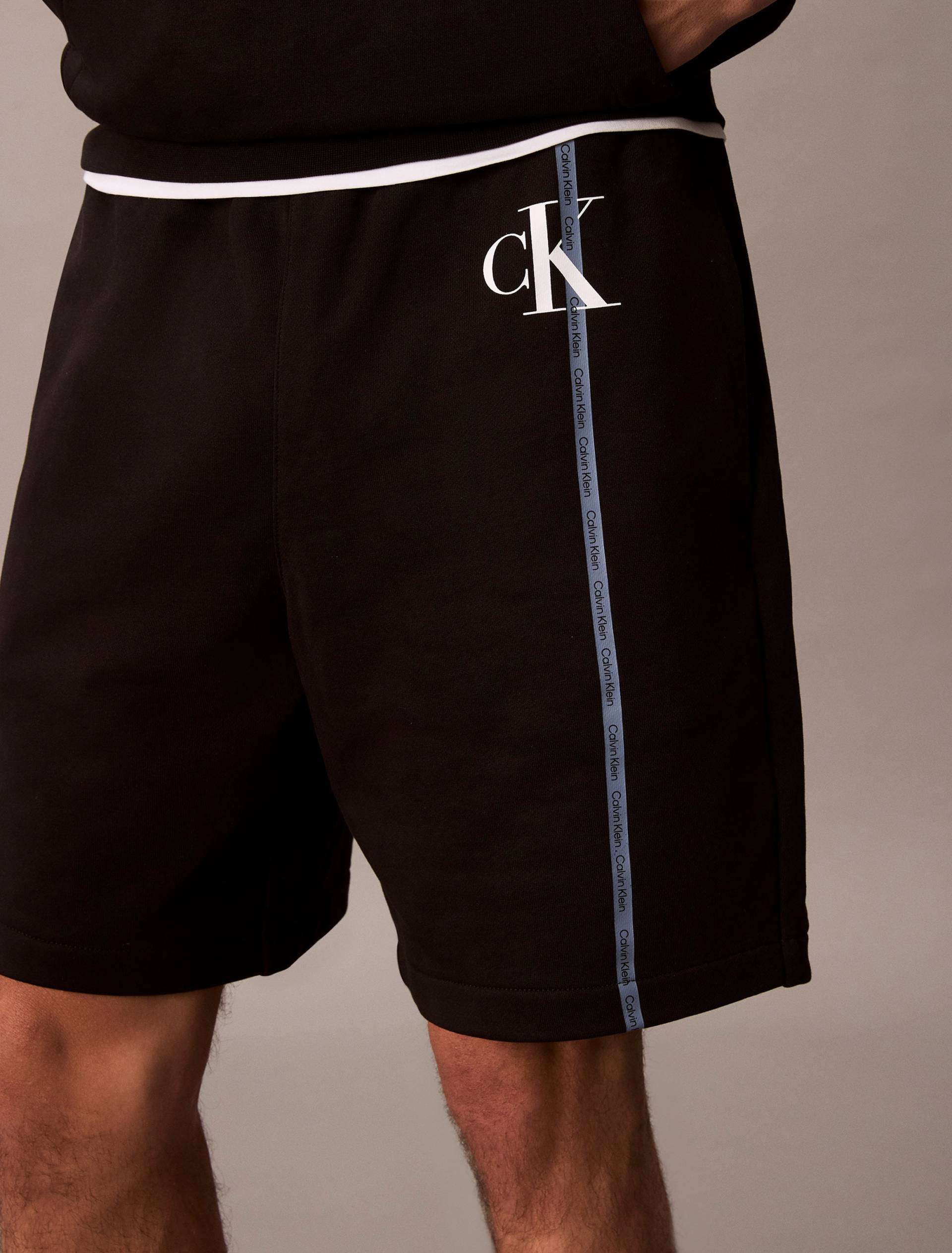 Calvin Klein Sweatshorts »400GSM TRRY SPRTSWR«, mit Logo-Tape Calvin Klein Sweatshorts »400GSM TRRY SPRTSWR«, mit Logo-Tape von Calvin Klein