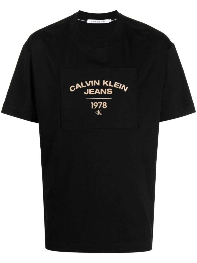 Calvin Klein logo-appliqué cotton T-shirt - Black von Calvin Klein