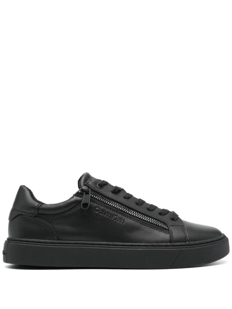 Calvin Klein logo-debossed leather sneakers - Black von Calvin Klein