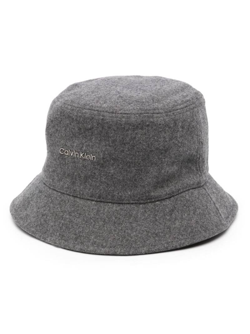 Calvin Klein logo-embroidered cotton bucket hat - Grey von Calvin Klein