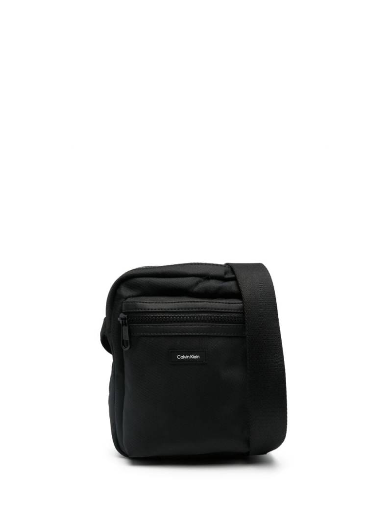 Calvin Klein logo-patch messenger bag - Black von Calvin Klein