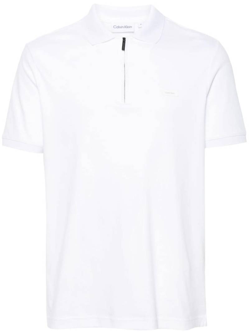 Calvin Klein logo-patch organic cotton polo shirt - White von Calvin Klein