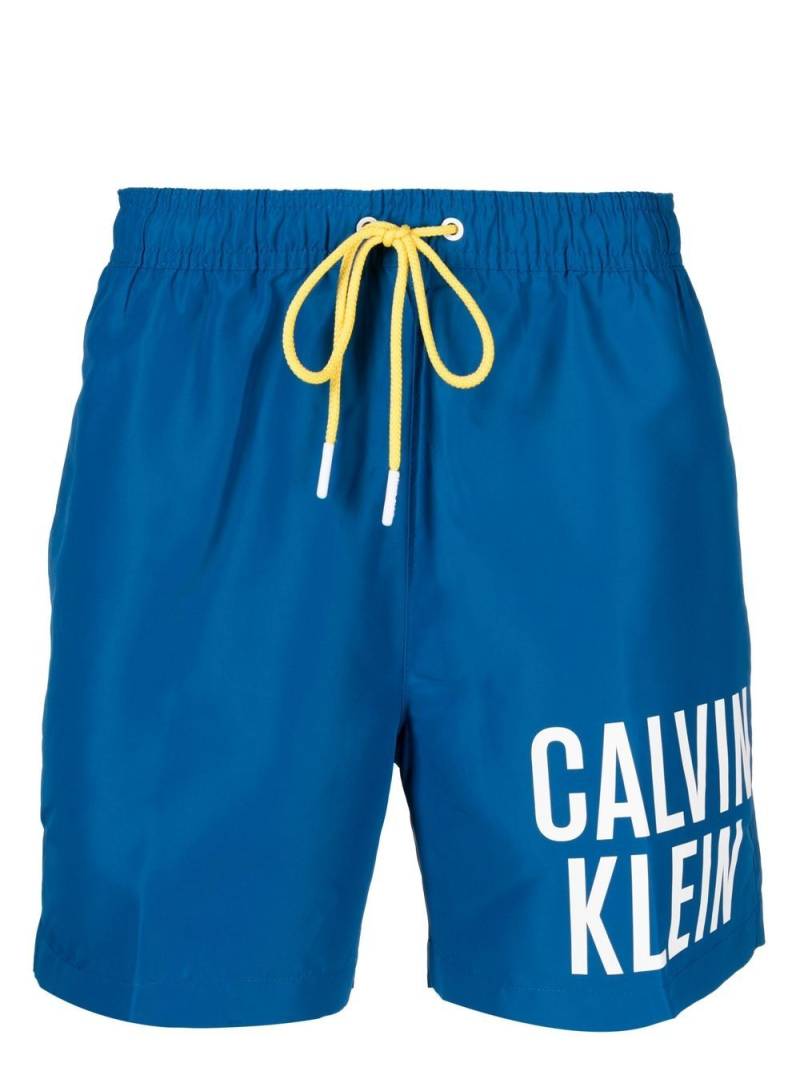 Calvin Klein logo-print swim shorts - Blue von Calvin Klein