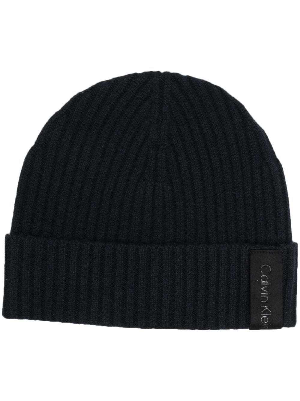 Calvin Klein ribbed-knit logo-patch beanie - Black von Calvin Klein