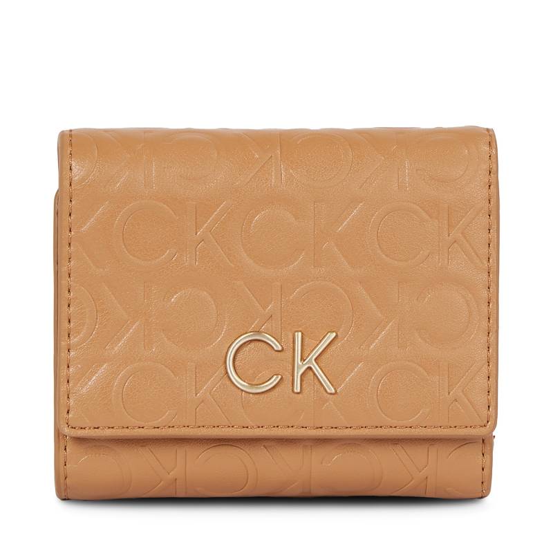 Damen Geldbörse Calvin Klein Re-Lock Trifold Xs Emb K60K611321 Brown Sugar GA5 von Calvin Klein