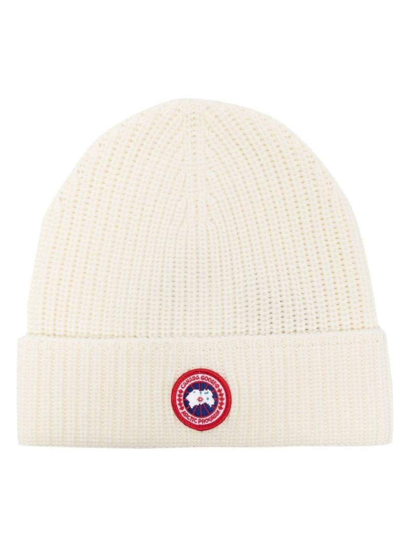 Canada Goose logo-patch ribbed-knit beanie - White von Canada Goose