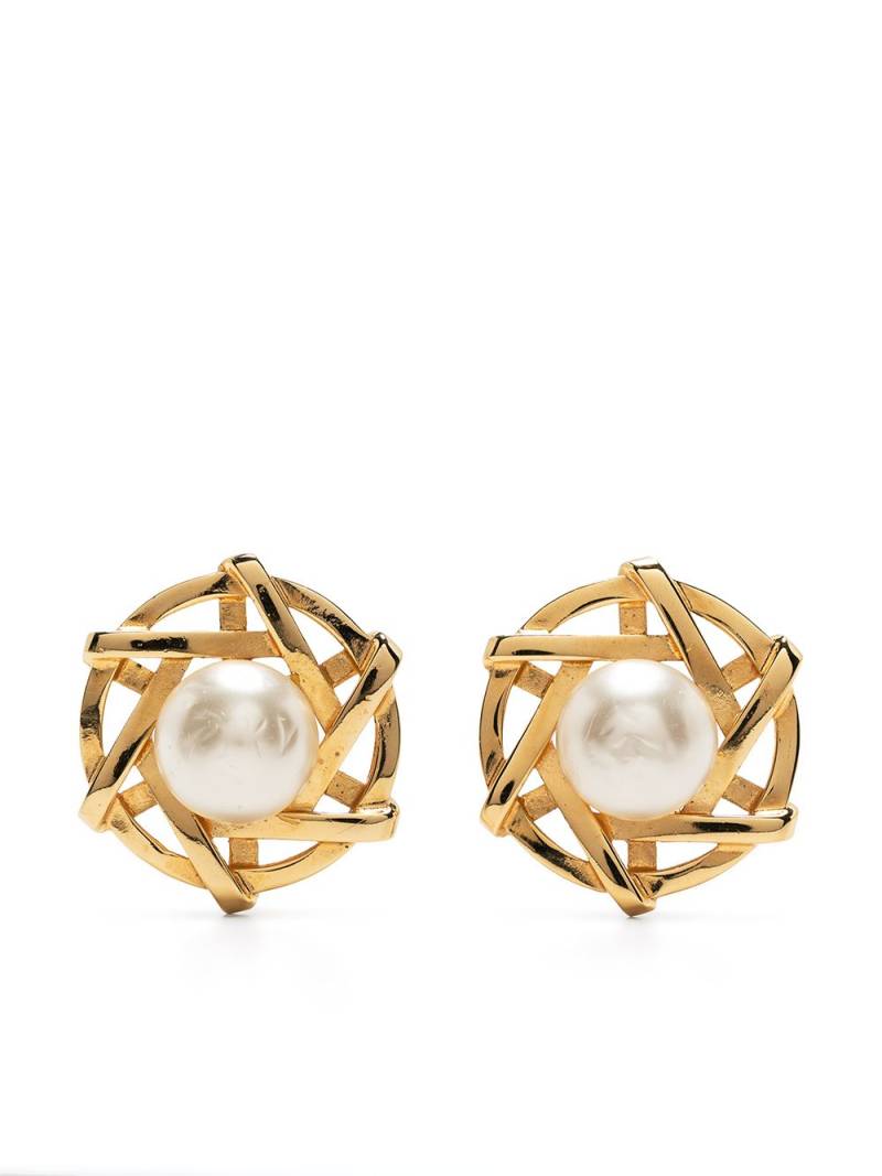 CHANEL Pre-Owned 1954-1971 faux-pearl clip-on earrings - Green von CHANEL Pre-Owned