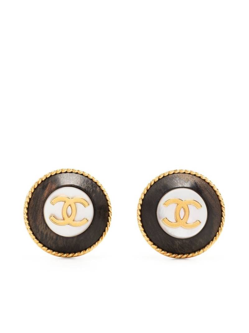 CHANEL Pre-Owned 1995 CC round clip-on earrings - Gold von CHANEL Pre-Owned