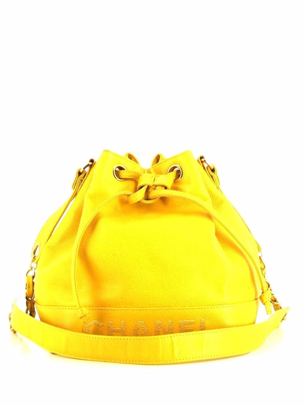 CHANEL Pre-Owned 1996 logo-embossed bucket bag - Yellow von CHANEL Pre-Owned