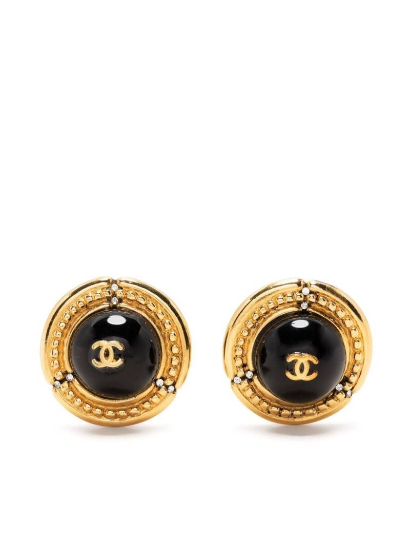 CHANEL Pre-Owned CC clip-on earrings - Black von CHANEL Pre-Owned