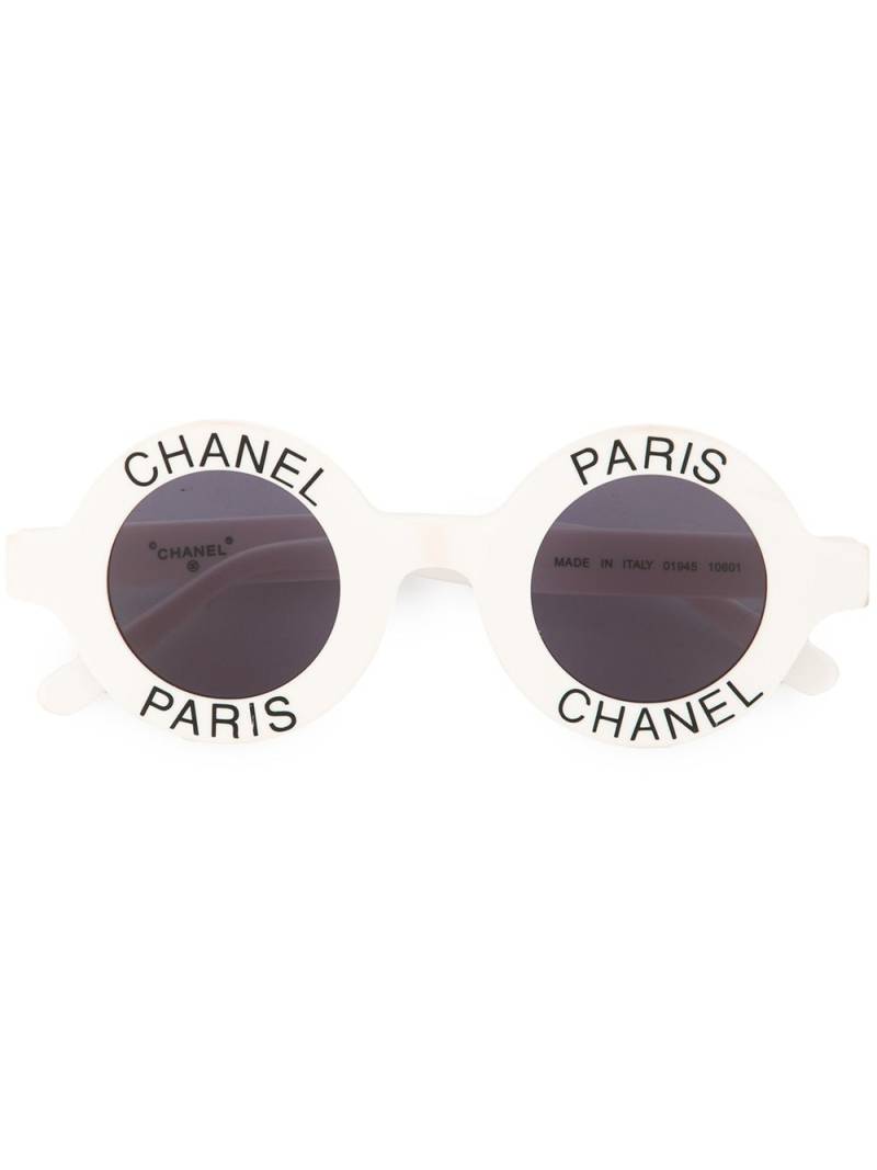 CHANEL Pre-Owned 1990s logo-print round-frame sunglasses - White von CHANEL Pre-Owned