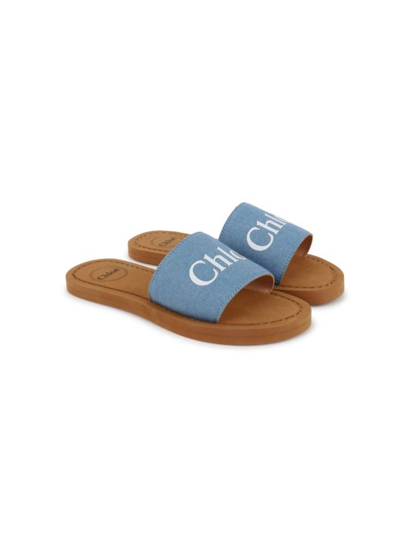 Chloé Kids Aqua logo-print slides - Blue von Chloé Kids