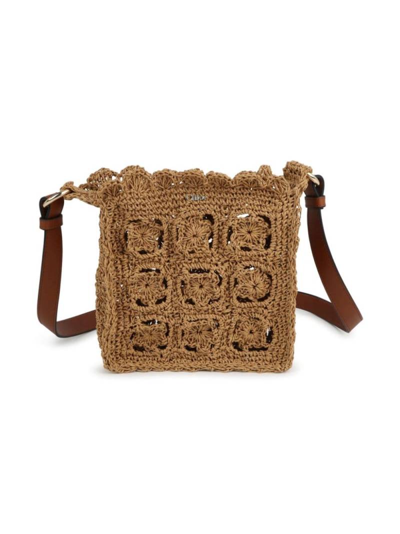 Chloé Kids logo-lettering raffia shoulder bag - Neutrals von Chloé Kids