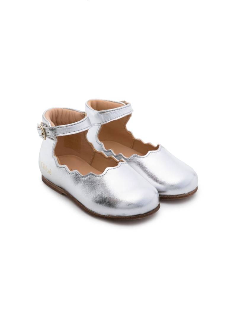 Chloé Kids metallic buckled ballerina shoes - Silver von Chloé Kids