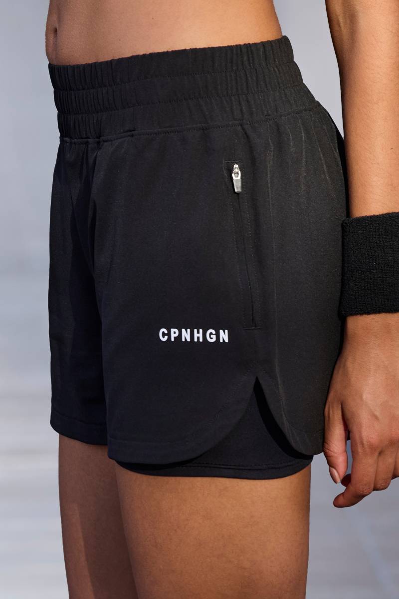 Copenhagen Studios Funktionsshorts, mit seitlichen Reissverschlusstaschen von Copenhagen Studios