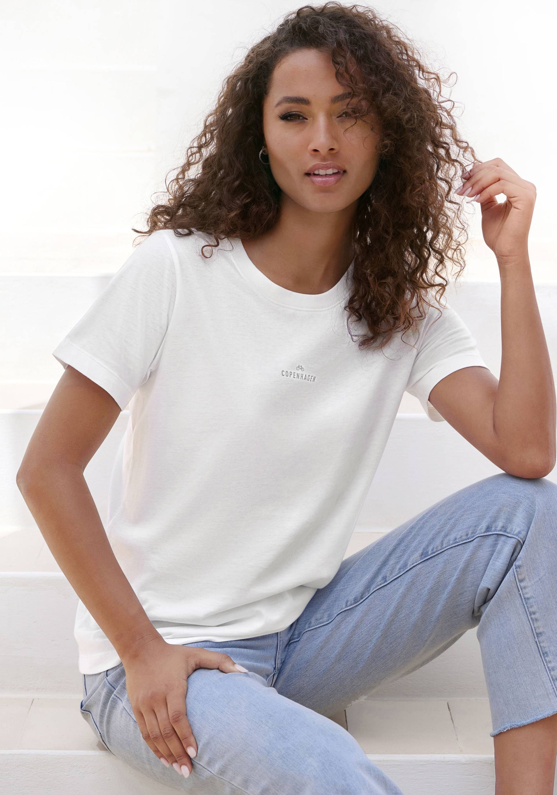 Copenhagen Studios T-Shirt »mit dezentem Logoprint vorn«, aus softer Jersey-Qualität mit Bio-Baumwolle Copenhagen Studios T-Shirt »mit dezentem Logoprint vorn«, aus softer Jersey-Qualität mit Bio-Baumwolle von Copenhagen Studios
