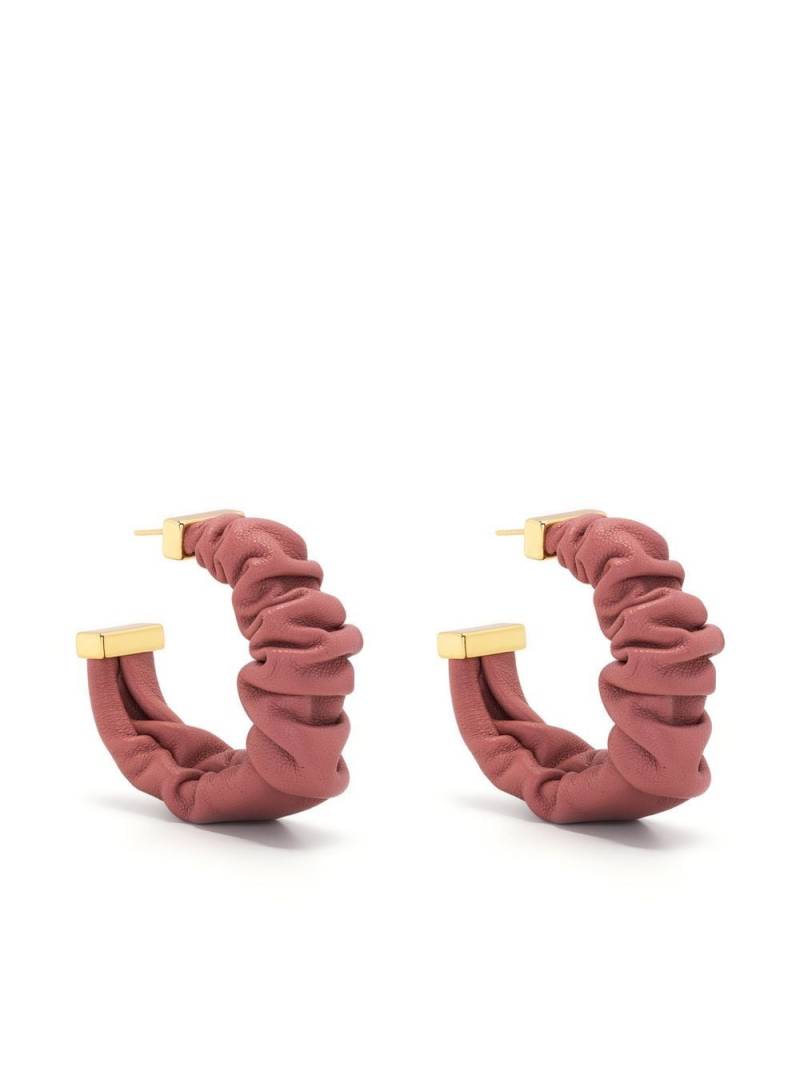 Cult Gaia Sanura ruched leather hoops - Pink von Cult Gaia