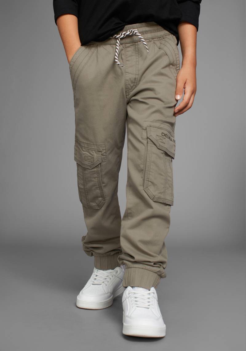 DELMAO Cargohose »in bequemer Schlupfform«, mit Logo-Stickerei von DELMAO