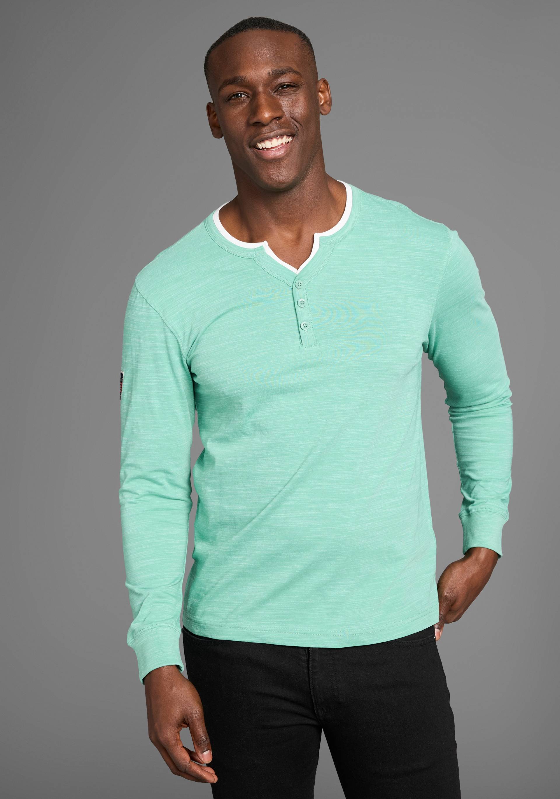 DELMAO Henleyshirt, Langarm, melierte Optik, Henleykragen, aus Baumwollmischung DELMAO Henleyshirt, Langarm, melierte Optik, Henleykragen, aus Baumwollmischung von DELMAO