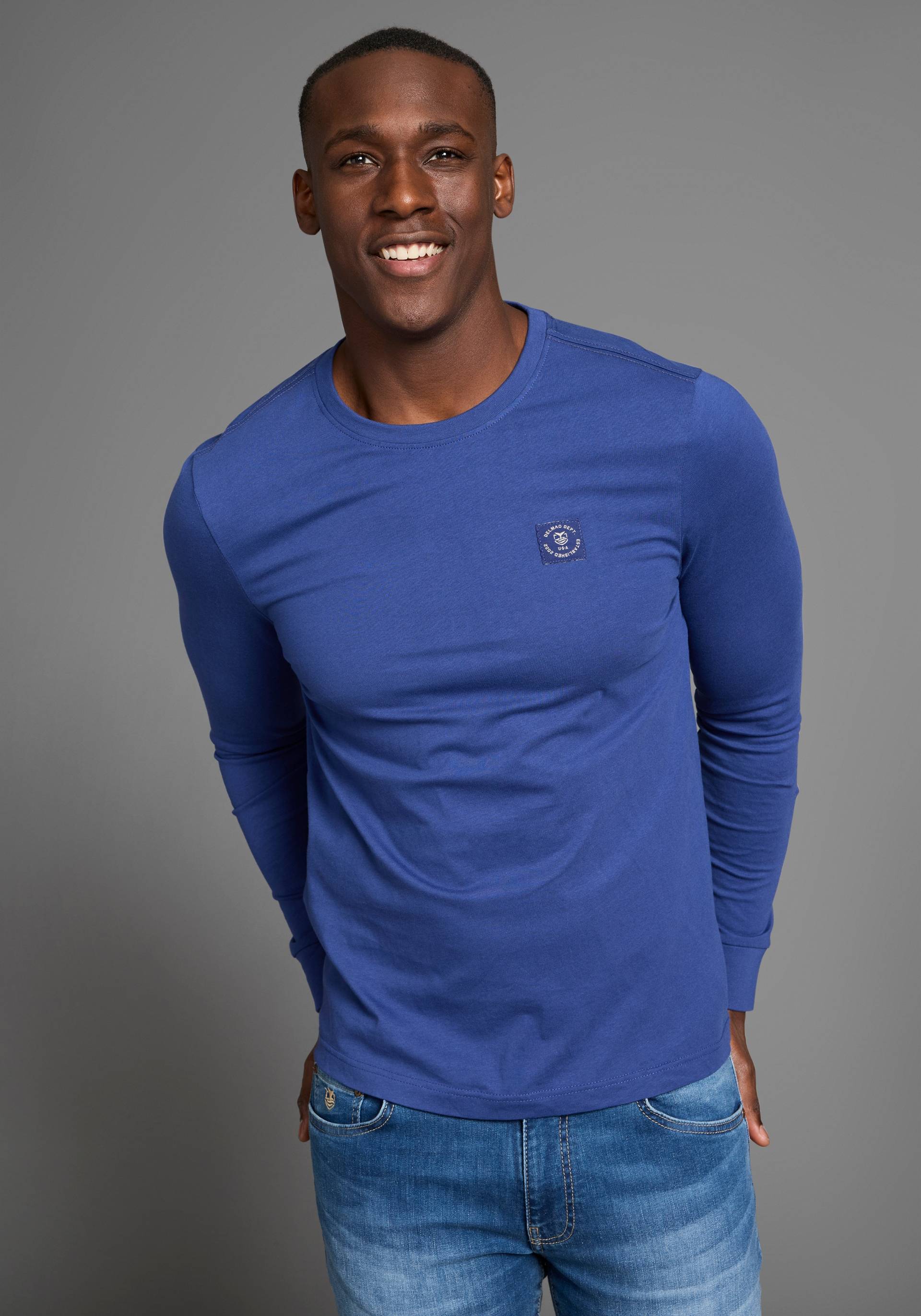 DELMAO Rundhalsshirt, mit Markenlabel DELMAO Rundhalsshirt, mit Markenlabel von DELMAO