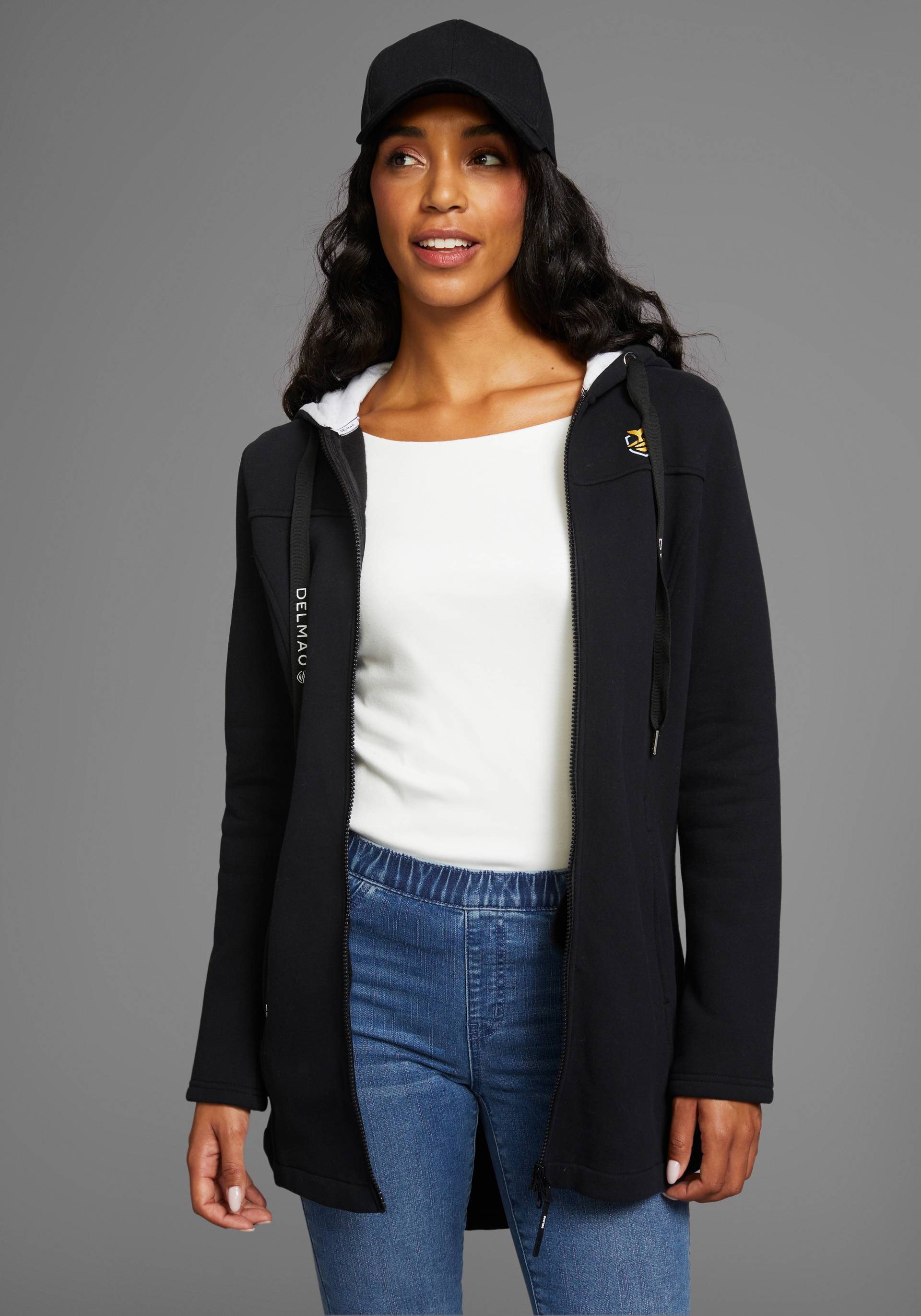 DELMAO Sweatjacke, mit Printelementen - NEUE KOLLEKTION DELMAO Sweatjacke, mit Printelementen - NEUE KOLLEKTION von DELMAO