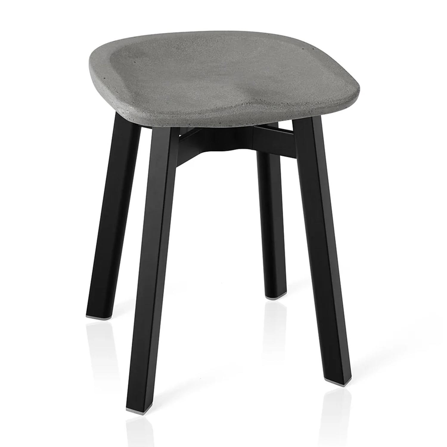 SU Small Stool Hocker, Sitz beton, Gestell aluminium, schwarz eloxiert von Emeco