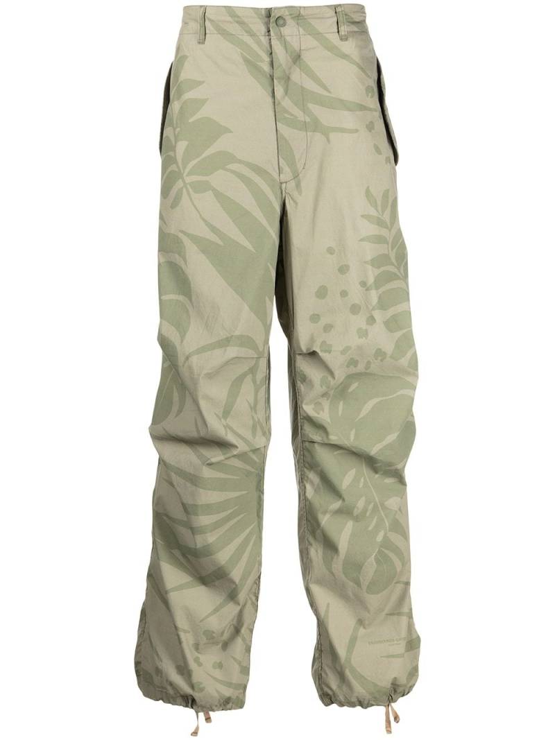 Engineered Garments straight-leg leaf-print trousers - Green von Engineered Garments