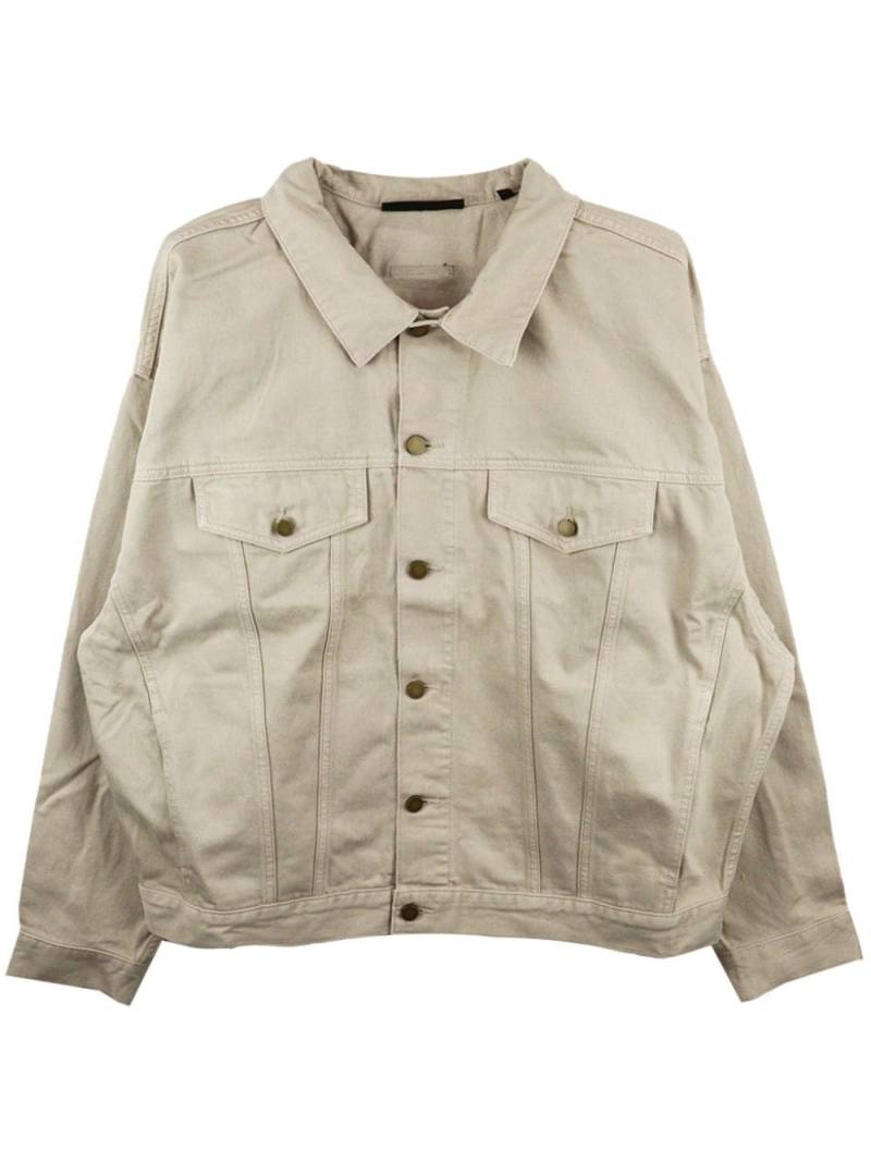 FEAR OF GOD ESSENTIALS logo-appliqué denim shirt jacket - Neutrals von FEAR OF GOD ESSENTIALS