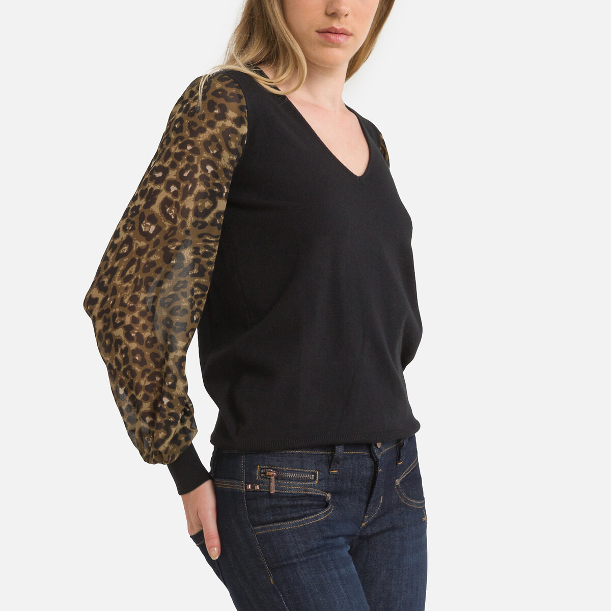 Pullover mit V-Ausschnitt, Ärmel mit Leoprint von FREEMAN T. PORTER