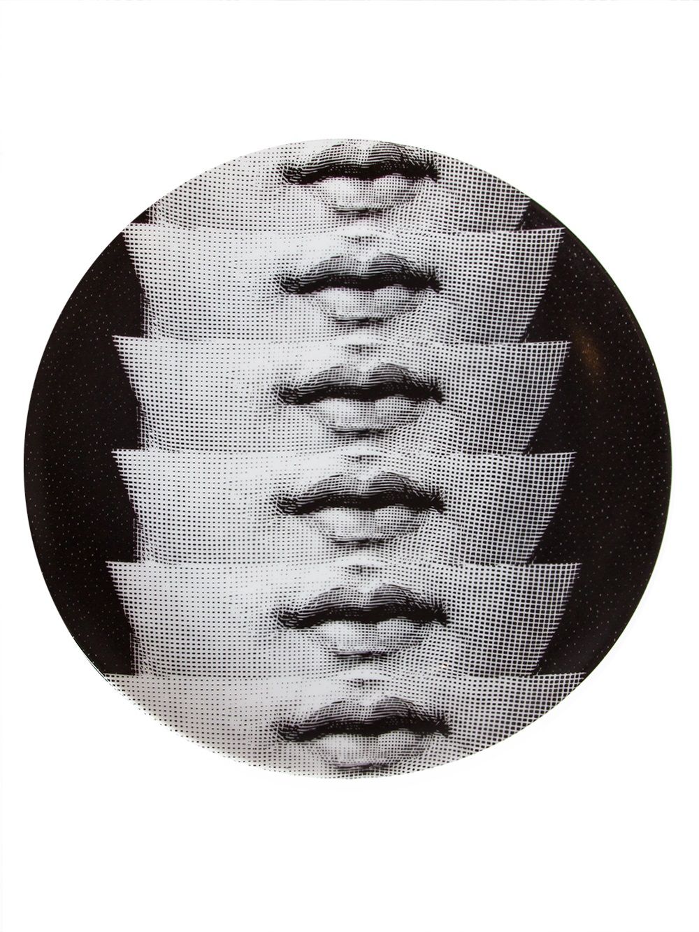 Fornasetti mouth print plate - Black von Fornasetti