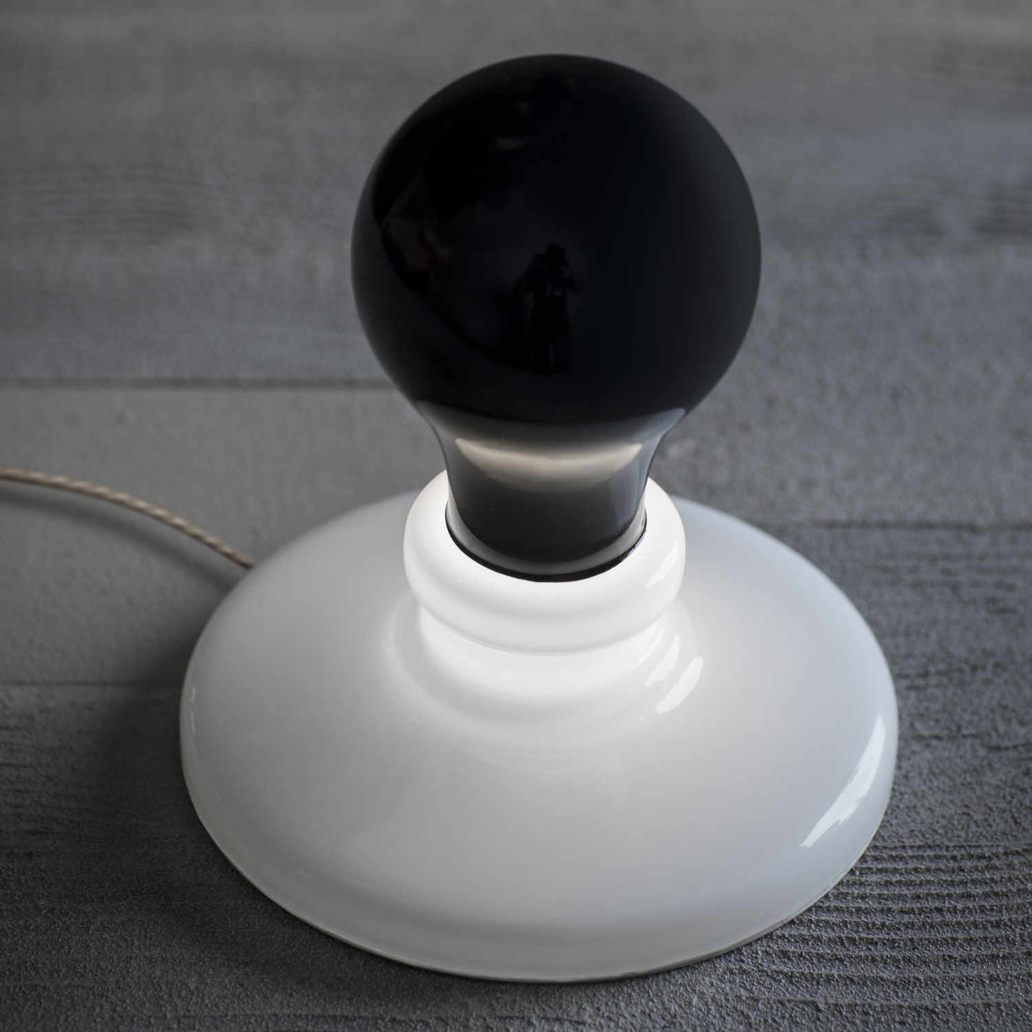 Light Bulb LED Tischleuchte, Farbe weiss-schwarz von Foscarini