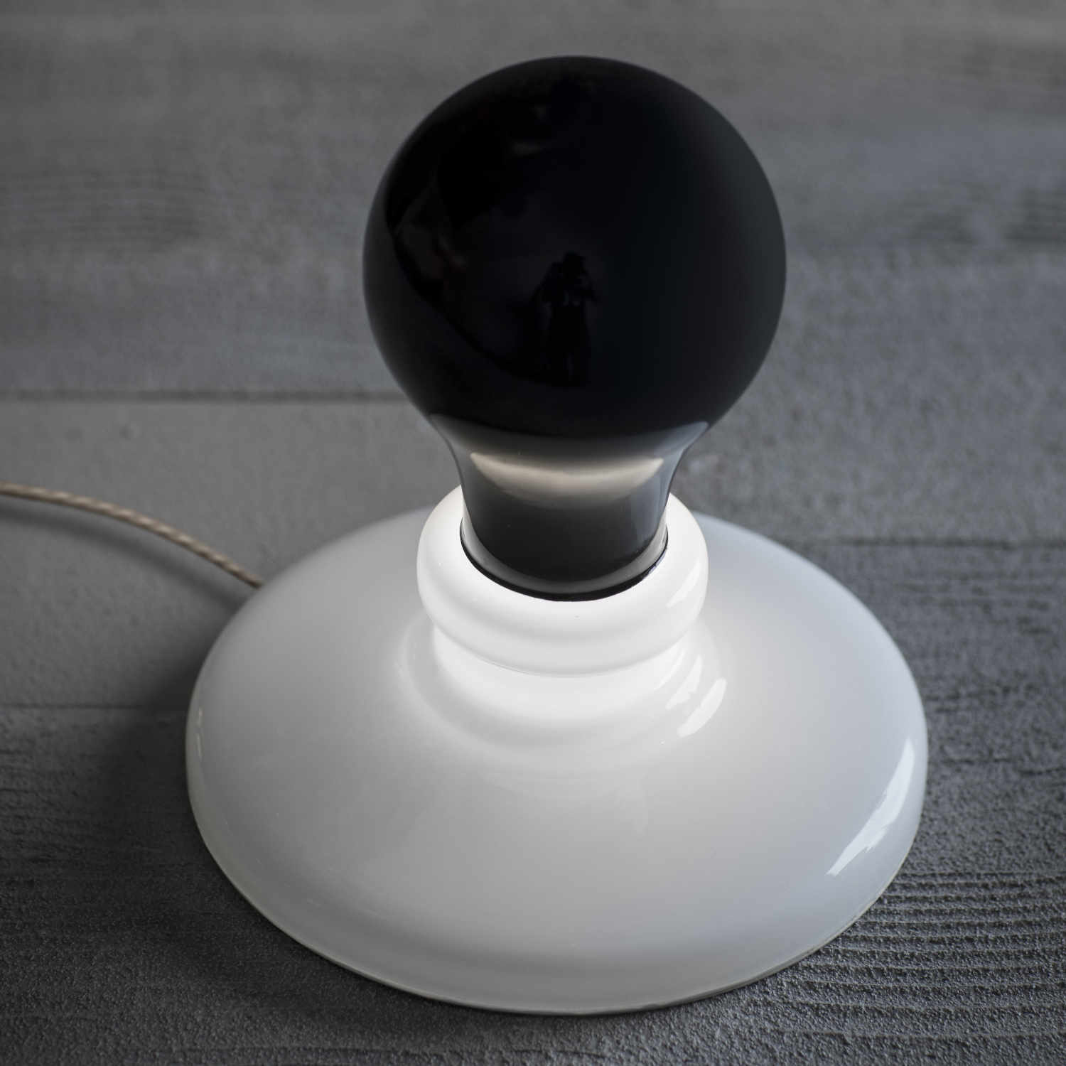 Light Bulb LED Tischleuchte, Farbe weiss-schwarz Light Bulb LED Tischleuchte, Farbe weiss-schwarz von Foscarini
