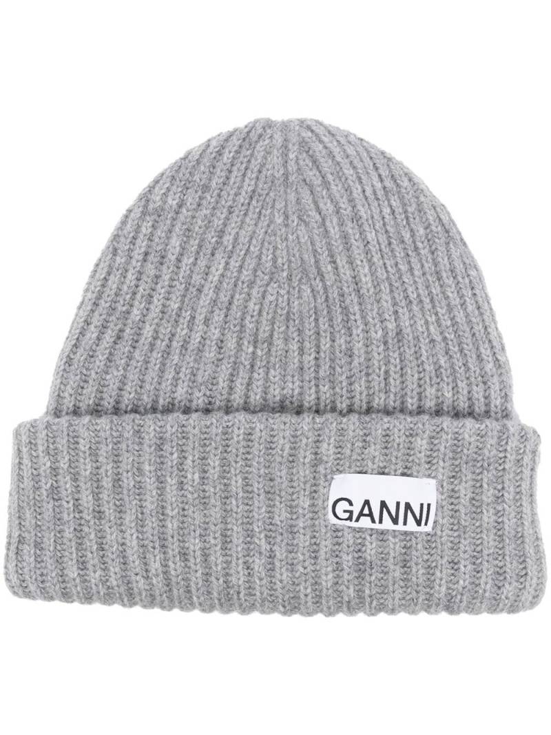 GANNI logo-patch rib-knit beanie - Grey von GANNI