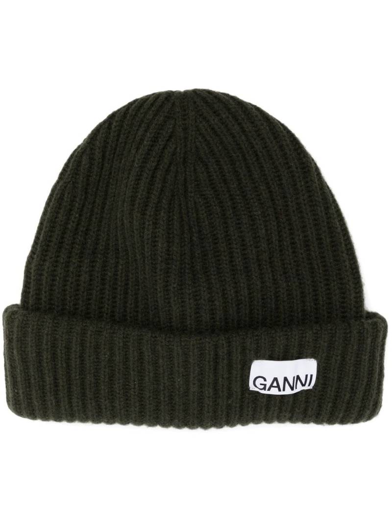 GANNI logo-patch ribbed-knit beanie - Green von GANNI