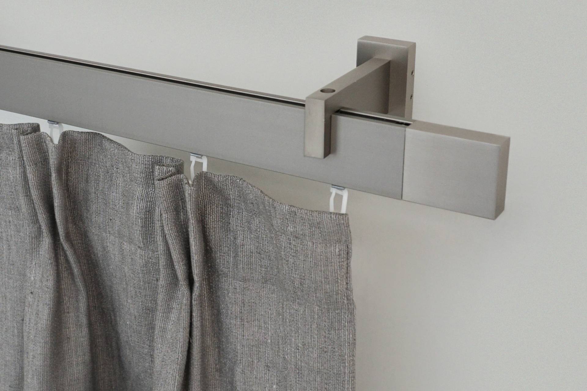 GARESA Gardinenstange »FLAT«, 1 läufig-läufig, Wunschmasslänge, Rechteckprofil, Wandmontage, perfekter Lauf, modern, verlängerbar GARESA Gardinenstange »FLAT«, 1 läufig-läufig, Wunschmasslänge, Rechteckprofil, Wandmontage, perfekter Lauf, modern, verlängerbar von GARESA