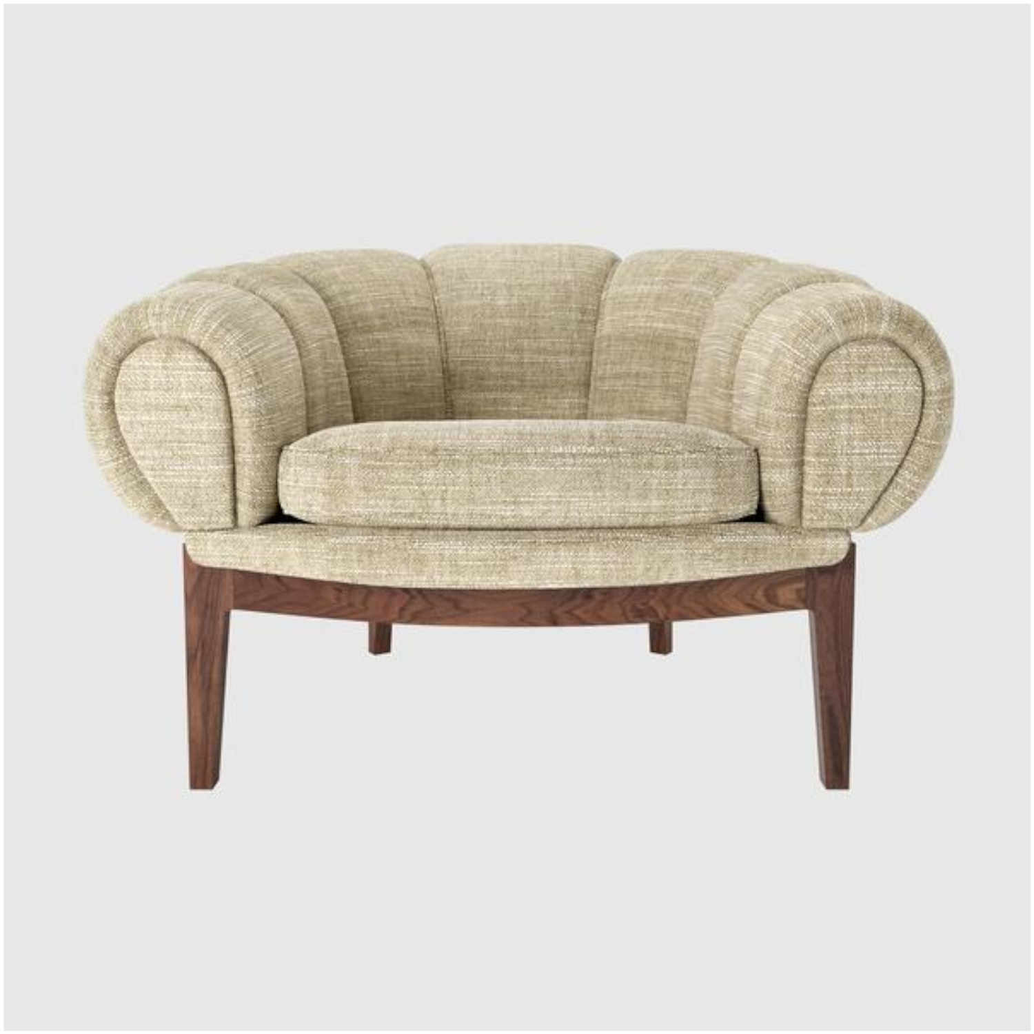 Croissant Lounge Chair, Bezug dedar smilla avorio stoff, Untergestell Wood Base solid american walnut (geölt) von GUBI