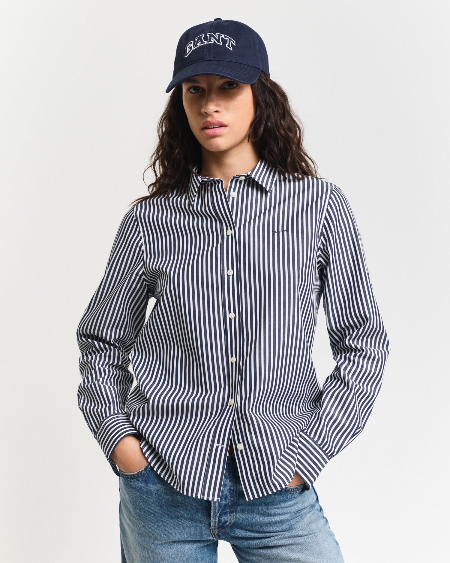 Gant Hemdbluse »REG POPLIN STRIPED SHIRT«, mit einer kleinen Logostickerei auf der Brust Gant Hemdbluse »REG POPLIN STRIPED SHIRT«, mit einer kleinen Logostickerei auf der Brust von Gant