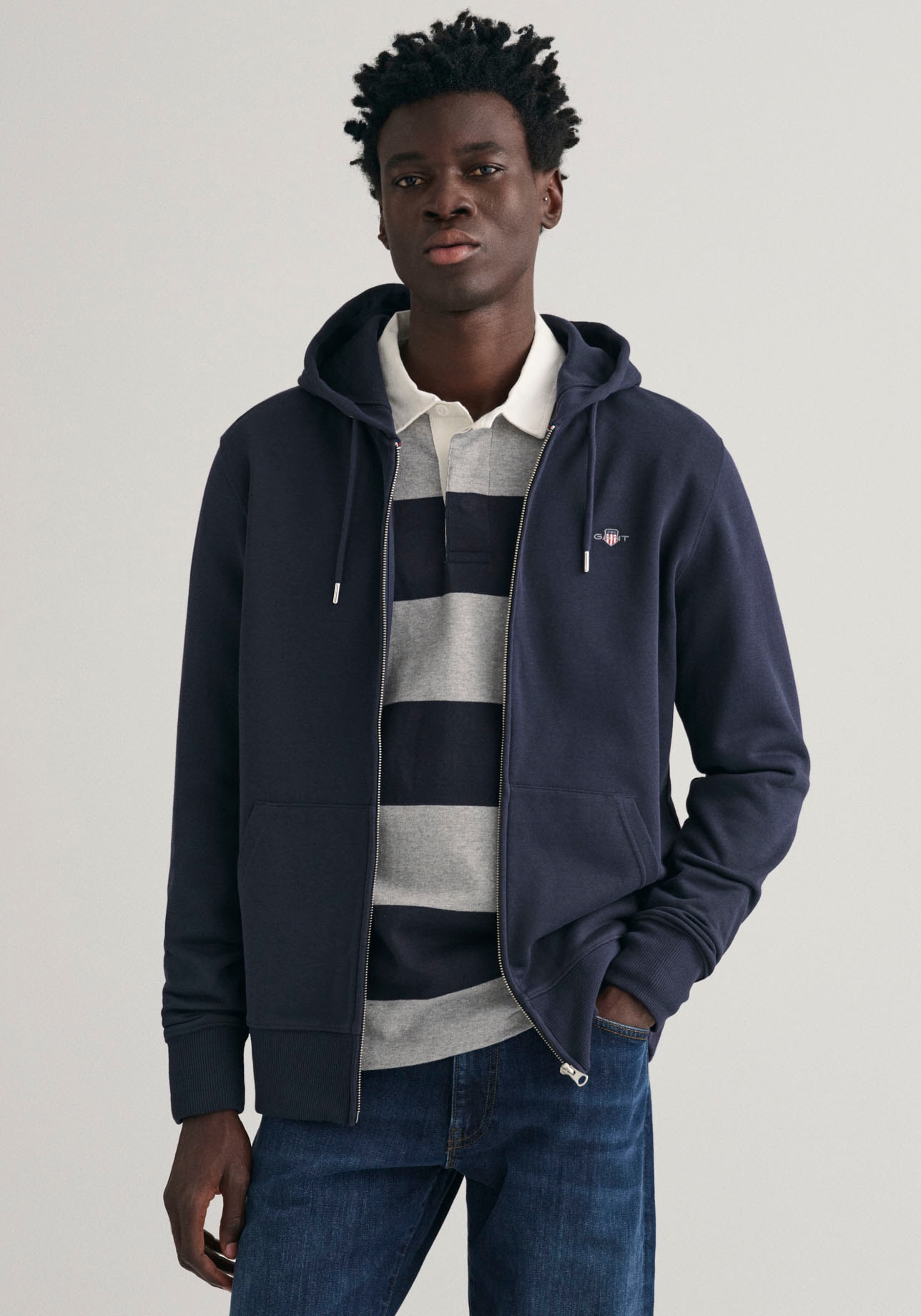 Gant Kapuzensweatjacke »REG SHIELD FULL ZIP HOODIE«, mit Logostickerei auf der Brust Gant Kapuzensweatjacke »REG SHIELD FULL ZIP HOODIE«, mit Logostickerei auf der Brust von Gant