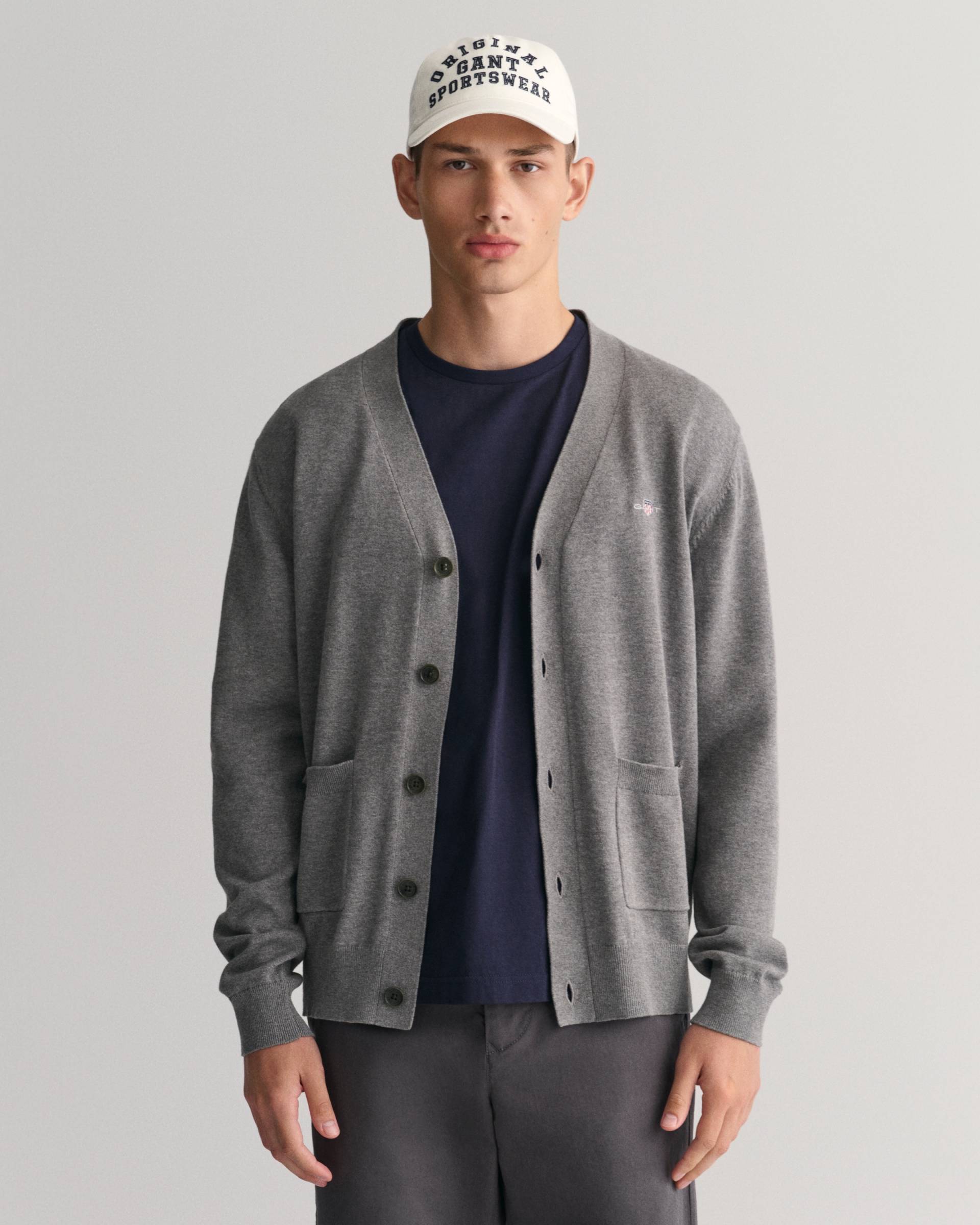 Gant Strickjacke »CLASSIC COTTON V-CARDIGAN«, Grafische GANT-Stickerei auf der Brust Gant Strickjacke »CLASSIC COTTON V-CARDIGAN«, Grafische GANT-Stickerei auf der Brust von Gant