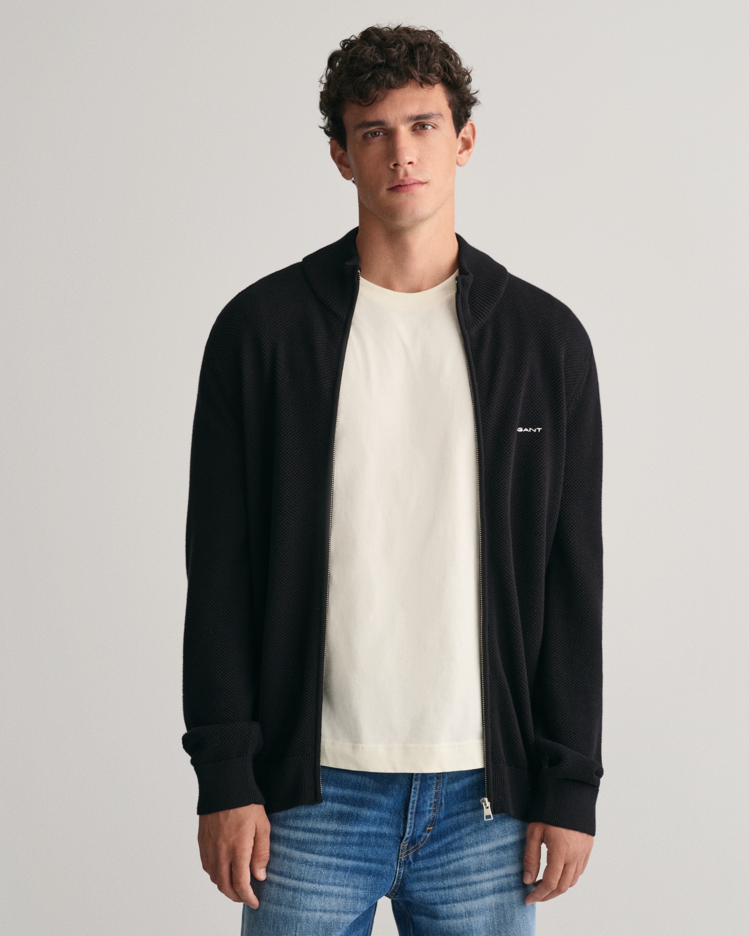 Gant Strickjacke »COTTON PIQUE ZIP CARDIGAN«, mit Logostickerei auf der Brust Gant Strickjacke »COTTON PIQUE ZIP CARDIGAN«, mit Logostickerei auf der Brust von Gant